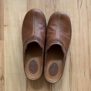 Size 9M Ladies Ariat Clogs